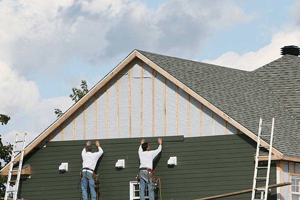 Professional Siding technician working in Pleasantville, OH
